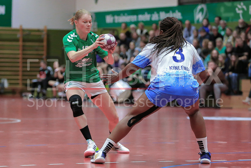 Handball, 2. Bundesliga Frauen, SV Werder Bremen - TuS Lintfort | v.li.: Denise Engelke (SV Werder Bremen, 18) und Prudence Kinlend (TuS Lintfort, 3) im Zweikampf, Duell, Spielszene, Aktion, Action