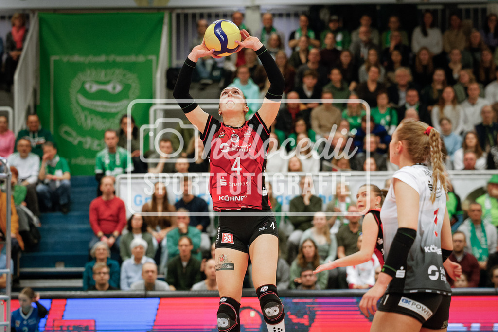 Volleyball I Frauen I Saison 2025-2026 I Bundesliga I Playoff-Viertelfinale 2 I USC Münster - Dresdner SC-35 | Emma Grome (4, Dresdner SC) spielt den Ball zu einer Mitspielerin. - Realisiert mit Pictrs.com