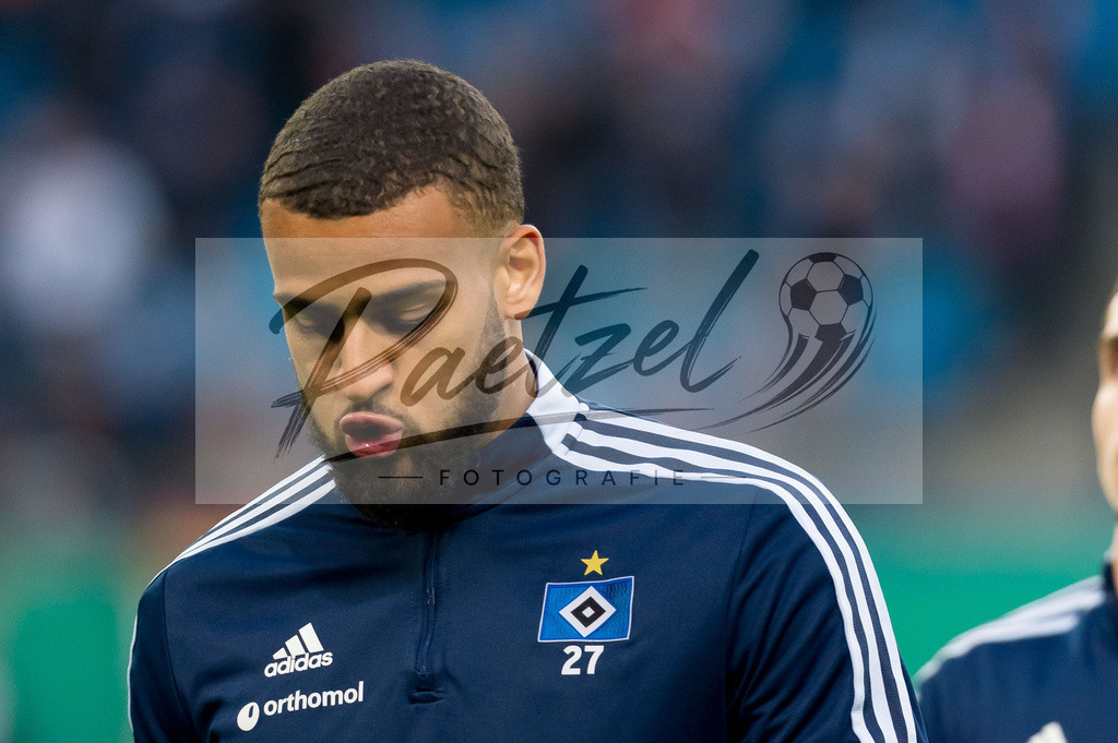 HSVSCF20220419_266 | Fussball, Herren: Josha Vagnoman (Hamburger SV) schaut beim DFB-Pokal-Halbfinalspiel zwischen Hamburger SV und SC Freiburg im Volksparkstadion am 19.04.2022 in Hamburg, Deutschland.DFB / DFL REGULATIONS PROHIBIT ANY USE OF PHOTOGRAPHS AS IMAGE SEQUENCES AND/OR QUASI-VIDEO. - Realisiert mit Pictrs.com