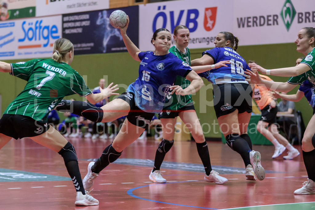 Handball, 2. Bundesliga Frauen, SV Werder Bremen - Bergischer HC | v.li.: Leni Ruwe (SV Werder Bremen, 7) und Norma Goldmann (Bergischer HC, 15) beim Wurf, am Ball, Spielszene, Aktion, Action