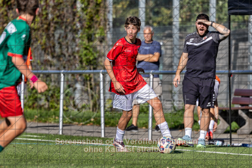 20250920_162726_0455-Bearbeitet | #,1.Göppinger SV (rot) vs. FC Esslingen II (grün), Fussball, C-Junioren Leistungsstaffel Mitte - wfv 2025/2026, Kunstrasenplatz Nord, Hohenstaufenstr. 116, 73033 Göppingen, 20.09.2025 - 15:30 Uhr,Foto: PhotoPeet-Sportfotografie/Peter Harich
