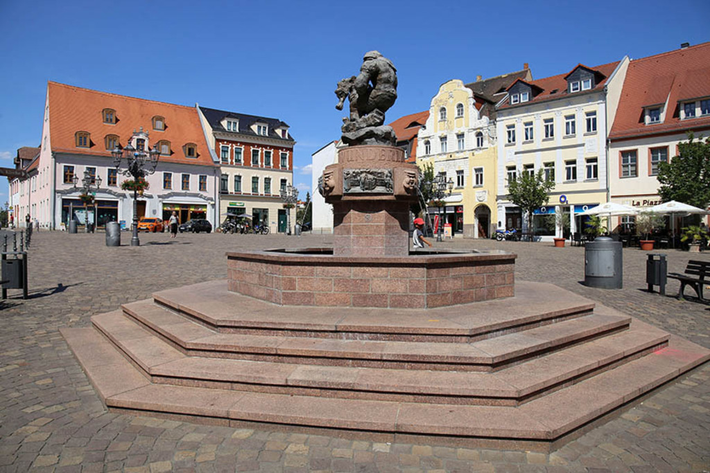 Wurzen - Markt mit Ringelnatzbrunnen | Entdecke über 20 Kategorien Leipzig-Motive: Foto-Downloads, hochwertige Poster, Leinwand- & Fine-Art-Prints. Jetzt Lieblingsfoto im Bildlexikon Leipzig Shop bestellen!