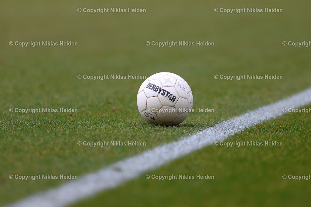 NH_HolsteinKielU23_KickersEmden_RegionalligaNord_16032025 | Spielball in der Regionalliga Nord.Fußball I Herren I Regionalliga Nord I Saison 2024-2025 I 26. Spieltag I Holstein Kiel U23 - Kickers Emden I 16.03.2025 I Citti-Fußball-Park