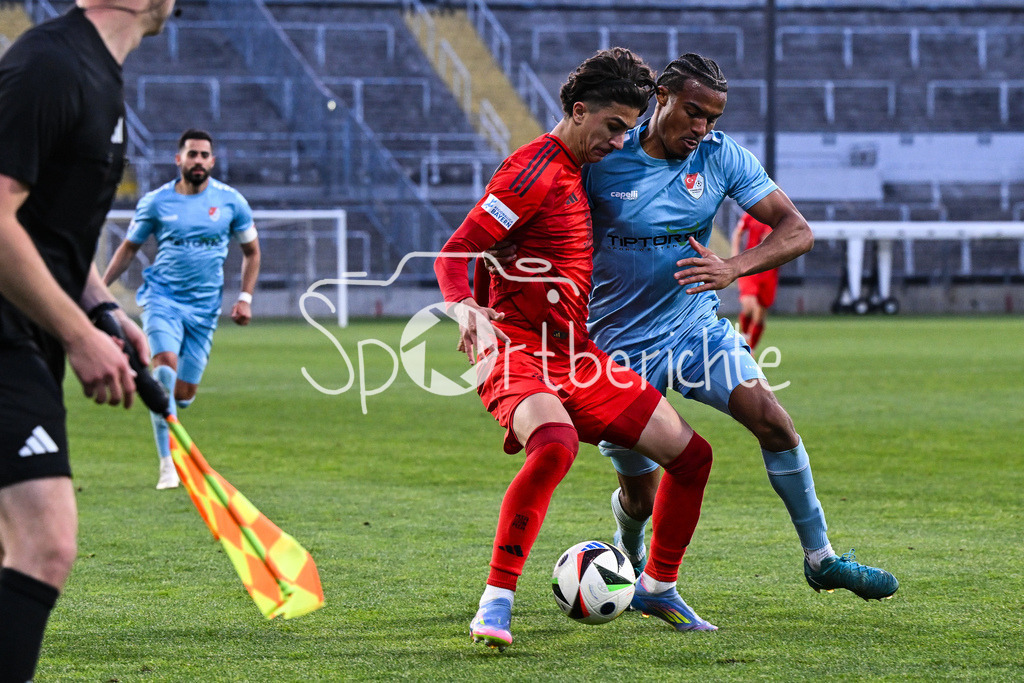 FC Bayern Amateure - Türkgücü München | im Duell Adin LICINA (FC Bayern München II #7) und Sandro PORTA (Türkgücü München 21) / Zweikampf / Regionalliga Bayern: FC Bayern Muenchen II - Tuerkguecue Muenchen, Gruenwalder Stadion am 09.05.2025