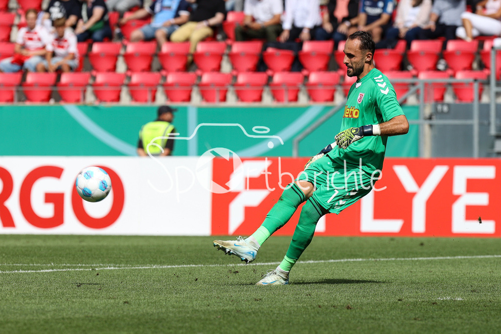 SSV Jahn Regensburg - VfL Bochum | am Ball Felix GEBHARDT (Jahn #1) / Freisteller / Einzelfoto