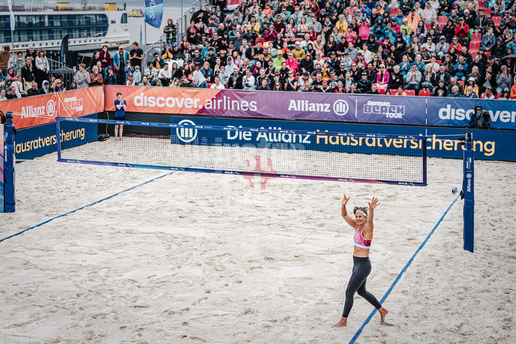 Beachvolleyball | Frauen | German Beach Tour 2024 | Tourstop Düsseldorf | 19.05.2024 | Isabel Schneider beim Einlauf ins Stadion