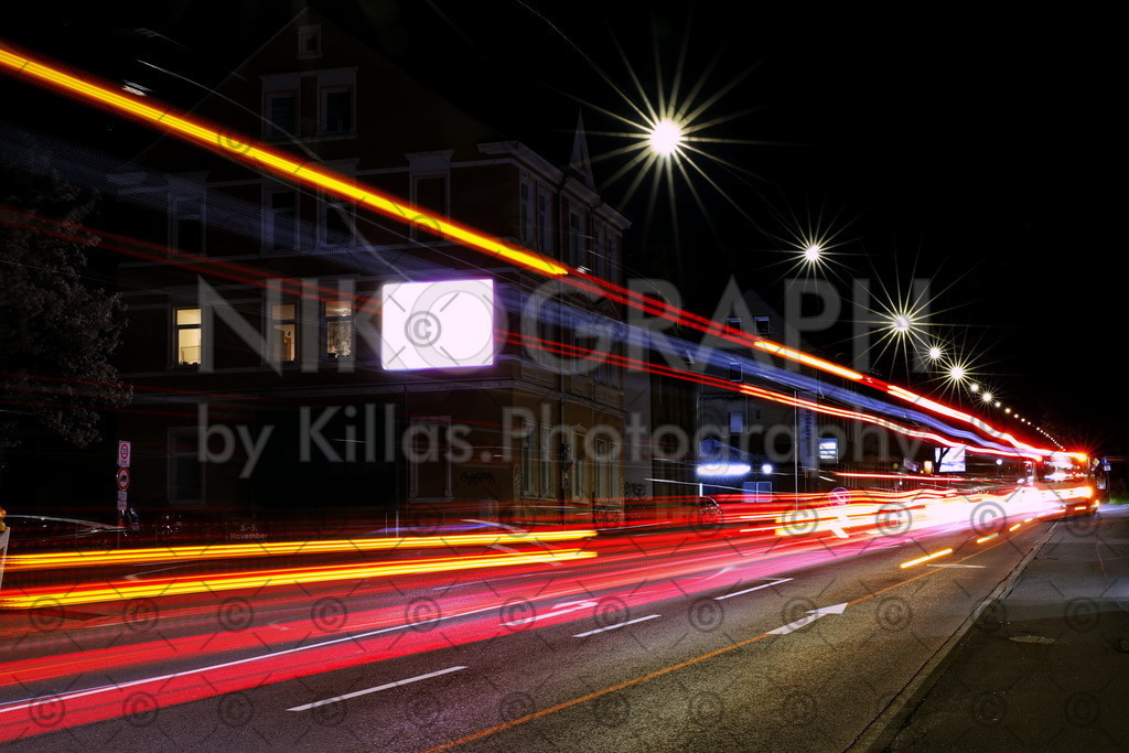Lighttrails | Die Lichter der Stadt erleuchten die Bundesstrasse in Schwerte. Die Lighttrails (Lichtspuren) der vorbeiziehenden Autos bringen Dynamik ins Bild.
