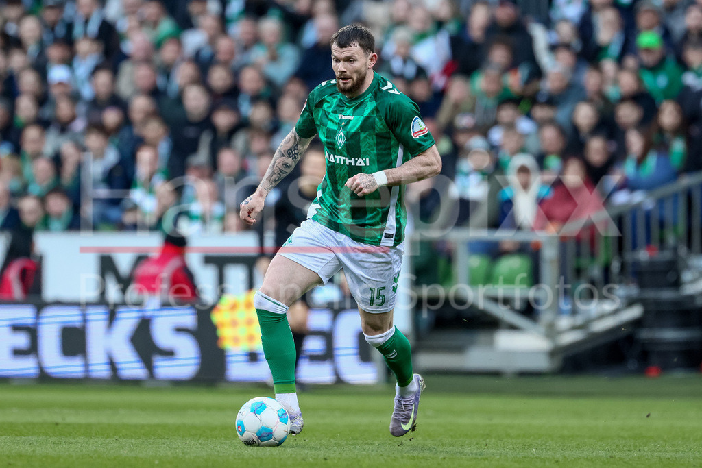 Fussball, Bundesliga, SV Werder Bremen - Eintracht Frankfurt | v.li.: Oliver Burke (SV Werder Bremen, 15) am Ball, Freisteller, Einzelbild, Ganzkörper, Aktion, Action, Spielszene, DIE DFL-RICHTLINIEN UNTERSAGEN JEGLICHE NUTZUNG VON FOTOS ALS SEQUENZBILDER UND/ODER VIDEOÄHNLICHE FOTOSTRECKEN. DFL REGULATIONS PROHIBIT ANY USE OF PHOTOGRAPHS AS IMAGE SEQUENCES AND/OR QUASI-VIDEO.