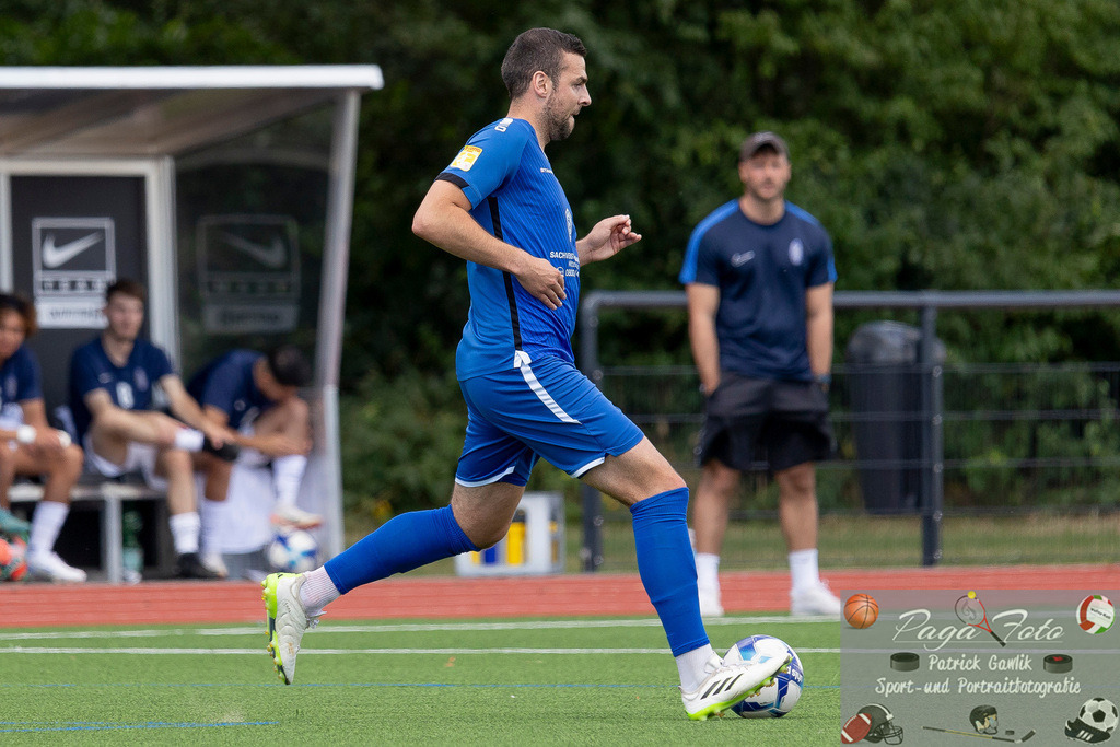 Testspiel: Spvgg. 03 Fechenheim - Türk Gücü Friedberg, 13.07.2024 | Julian Dudda (Türk Gücü Friedberg #20) mit Ball, Freisteller, Portrait / Porträt, Spvgg. 03 Fechenheim - Türk Gücü Friedberg, Frankfurt am Main, Sportanlage Birsteiner Straße, 13.7.2024 - Realisiert mit Pictrs.com
