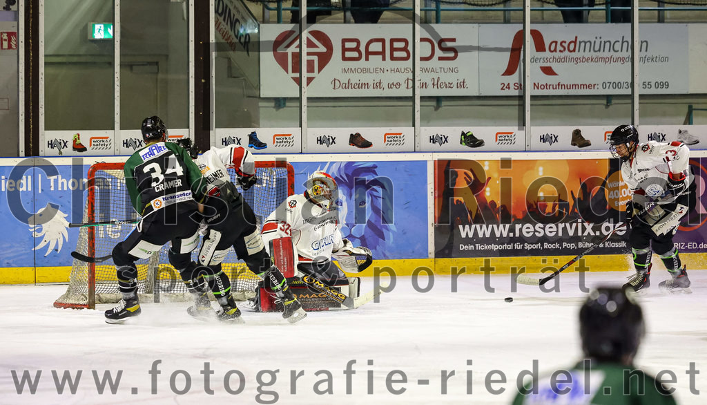 2022-11-06_008_TSV_Erding_gegen_EHC_Koenigsbrunn | Erding, Deutschland, 06.11.2022:
Eishockey, Bayernliga 2022 / 2023, 11. Spieltag, TSV Erding gegen EHC Königsbrunn, Endergebnis: 1:7

Bastian Cramer (Erding Gladiators, #34), Torwart Stefan Vajs (EHC Königsbrunn, #32), Simon Beslic (EHC Königsbrunn, #3)

Foto: Christian Riedel / fotografie-riedel.net