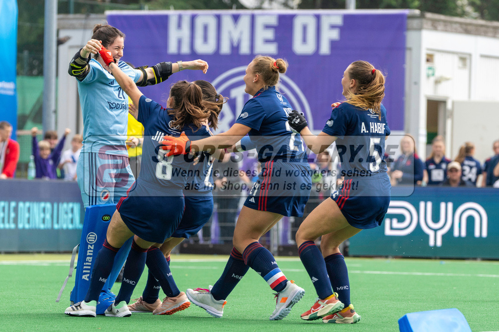 Final4_20240518-1322-0162 | Bonn, Deutschland, 18.05.2024: Lisa Schneider (Mannheimer HC), Lucia Jimenez Vicenter (Mannheimer HC), Agustina Habif (Mannheimer HC) in Aktion waehrend des Spiels der Deutsche Feldhockey-Meisterschaften 2024 zwischen Final 4 Damen Rot Weiss Köln - Mannheimer HC im Bonner THV am 18.05.2024 in Bonn, Deutschland. (Foto von Stephan Fehrmann)

Bonn, Germany, 18.05.2024: Lisa Schneider (Mannheimer HC), Lucia Jimenez Vicenter (Mannheimer HC), Agustina Habif (Mannheimer HC) in action during the game of Deutsche Feldhockey-Meisterschaften 2024 between Final 4 Damen Rot Weiss Köln - Mannheimer HC in Bonner THV at 18.05.2024 in Bonn, Deutschland. (Foto from Stephan Fehrmann)