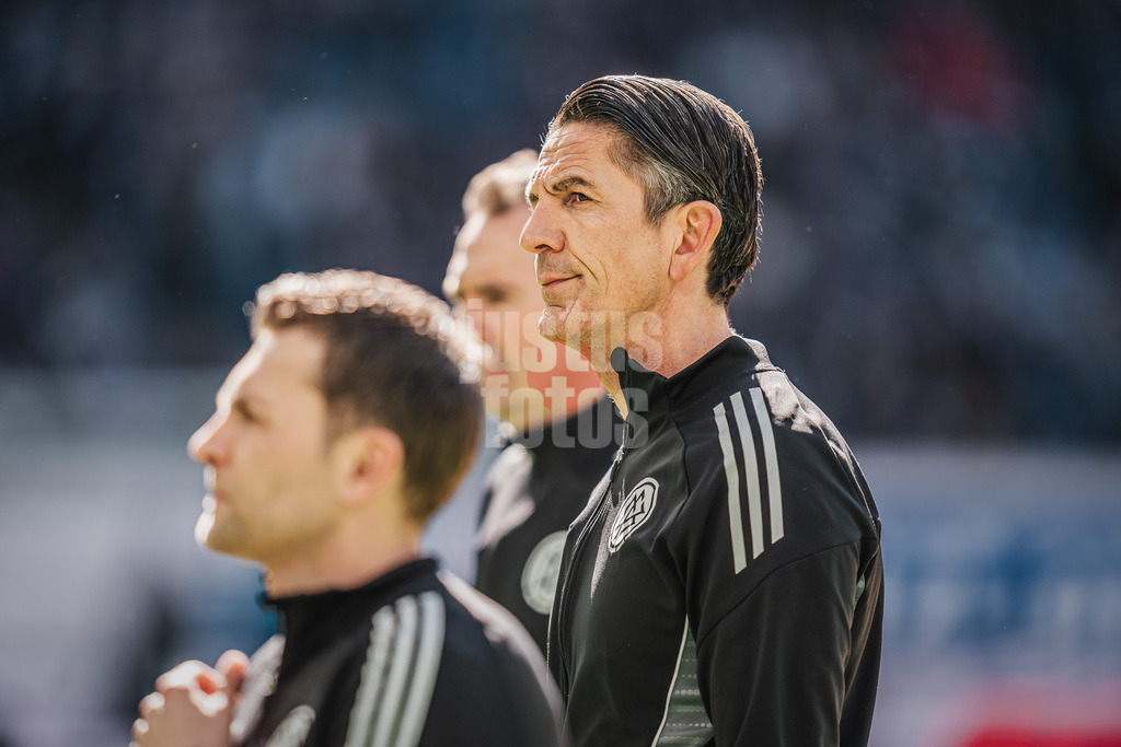 Fußball | Männer | Saison 2025/2026 | 1. Fußball-Bundesliga | 28. Spieltag | Hamburger SV vs. FC Augsburg | 04.04.2026 | Schiedsrichter Deniz Aytekin vor dem Spiel