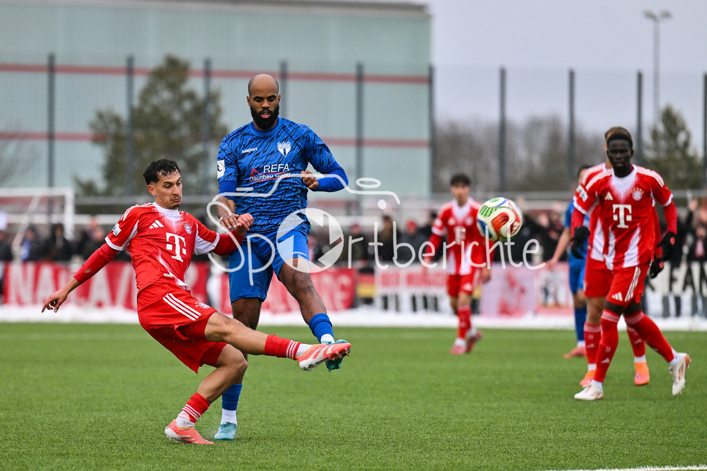 FC Bayern Amateure - SGV Freiberg Fussball | MUNICH, GERMANY - 29. JANUARY: im Bild Duell Meghon VALPOORT (SGV Freiberg 77) und Mudaser SADAT (FC Bayern München 20) während dem Testspiel zwischen den Amateuren des FC Bayern und dem SGV Freiberg Fussball am FC Bayern Campus