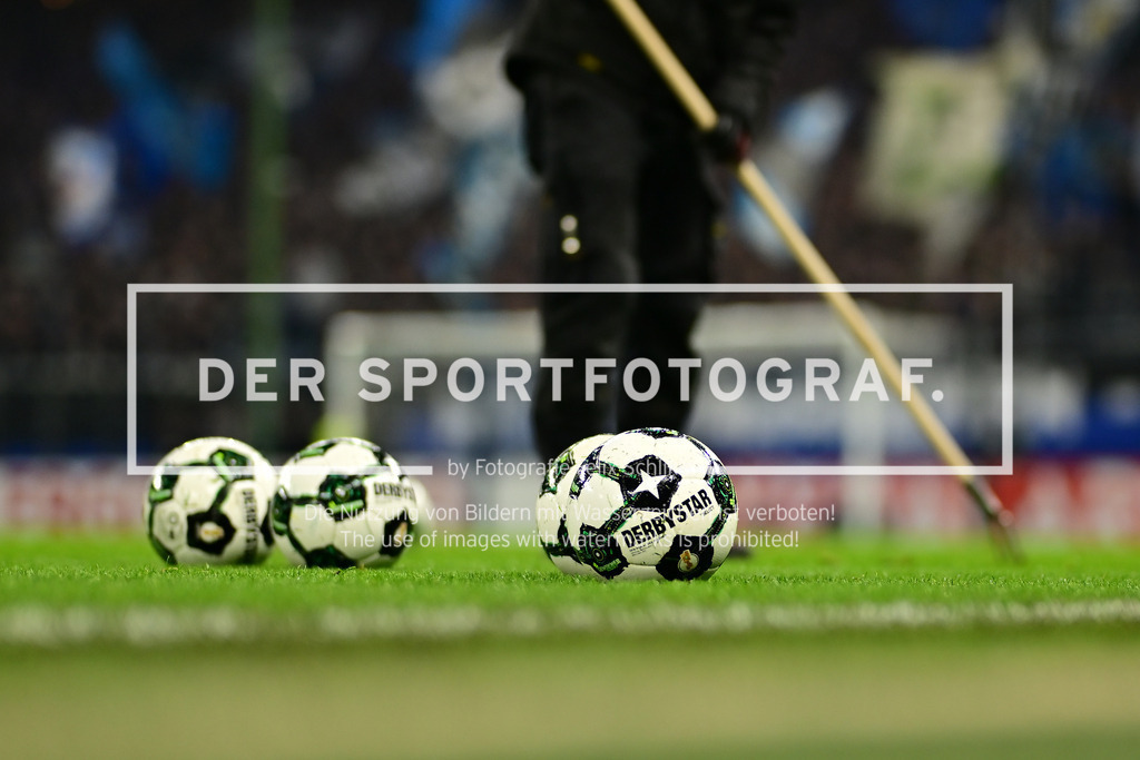 Fußball I Herren I Saison 2025-2026 I DFB-Pokal I Achtelfinale I Hamburger SV - Holstein Kiel I 37825 | Symbol, Symbolfoto, Symbolbild, Sinnbild, Bildsymbol, Darstellung, Signum: Fußball, Fussball, auf dem Boden, Abschlag, Abstoß, Fußballschuh, Schuh, Ball, Linie, Rasen, Freistoß, Elfmeter, 11-Meter, 11 meter, Eckstoß, Ecke,  - Realisiert mit Pictrs.com