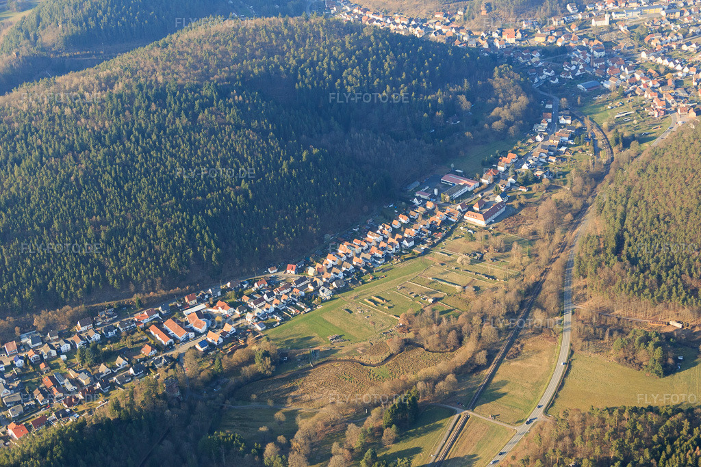 Luftbild: Ortsansicht aus Süden in Hinterweidenthal im Bundesland Rheinland-Pfalz in Deutschland.Foto: IMG_086774.jpg vom 26.03.2016 durch Werner Riehm/FLY-FOTO.deAuflösung des Originals: 5472 x 3648 px