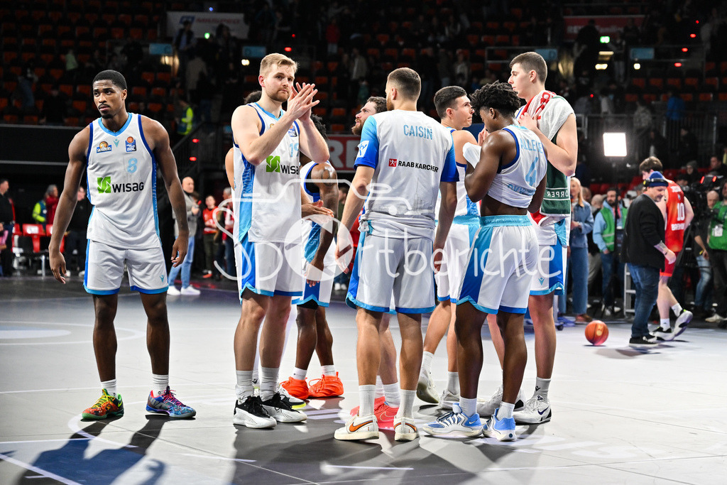 FC Bayern München - Skyliners Frankfurt | MUNICH, GERMANY - 17. FEBRUARY: die Gäste bedanken sich mit hängenden Köpfen bei den Zuschauern nach dem Spiel zwischen dem FC Bayern München und den Skyliners Frankfurt am 21. Spieltag der easyCredit BBL im BMW Park
