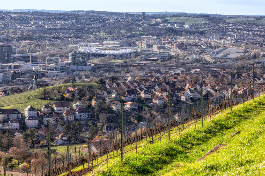 Ausblick über Stuttgart Bad Cannstatt vom Württemberg-View | Schöner Weitblick über Bad Cannstatt und Untertürkheim bei Stuttgart. - Realisiert mit Pictrs.com