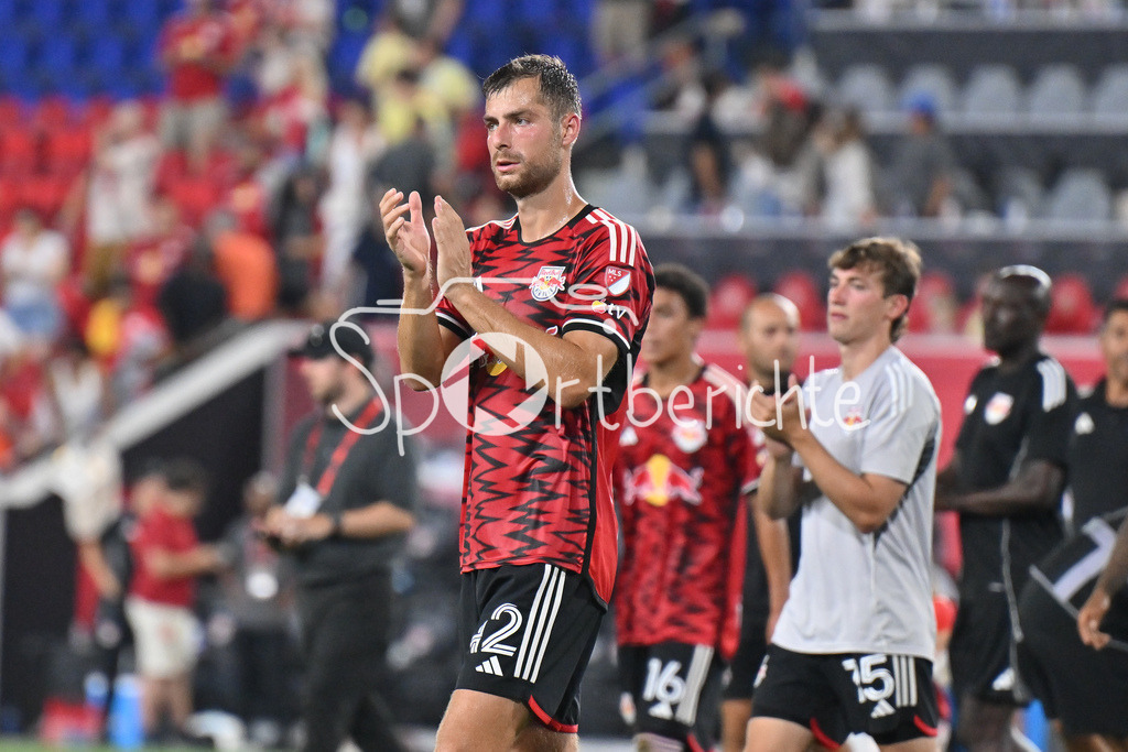 New York Red Bulls - New England Revolution | Die Spieler von RB New York um Alexander HACK (New York 42) verabschieden sich von den Fans / Major League Soccer: New York Red Bulls - New England Revolution, Red Bull Arena am 16.07.2025