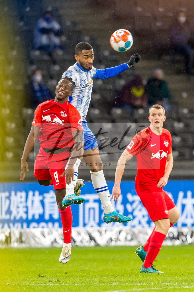 BSCRBL20220220_089 | Fussball, Herren: Amadou Haidara (RB Leipzig) und Myziane Maolida (Hertha BSC) im Zweikampf bei dem Spiel der 1. Bundesliga zwischen Hertha BSC und RB Leipzig im Olypiastadion am 20.02.2022 in Berlin, Deutschland.DFB / DFL REGULATIONS PROHIBIT ANY USE OF PHOTOGRAPHS AS IMAGE SEQUENCES AND/OR QUASI-VIDEO. - Realisiert mit Pictrs.com