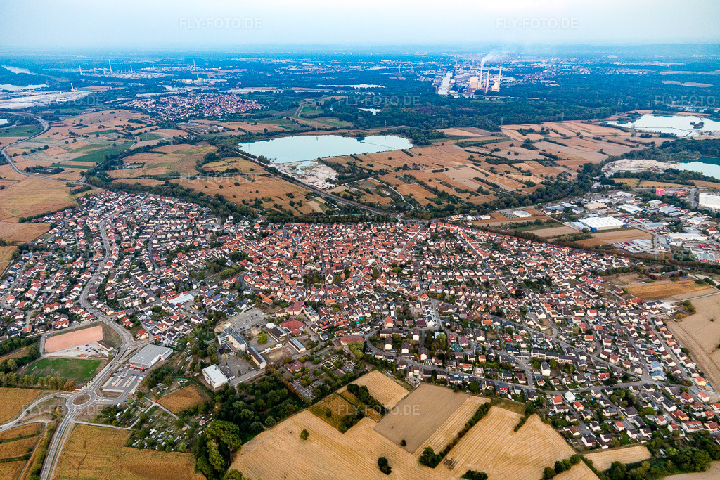 Luftbild: Stadtgebiet mit Außenbezirken und Innenstadtbereich in Hagenbach im Bundesland Rheinland-Pfalz in Deutschland. Foto: IMG_110790.jpg vom 05.09.2018 durch Werner Riehm/FLY-FOTO.de