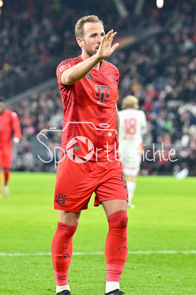RB Salzburg - FC Bayern München | ein jubelnder Harry KANE (FC Bayern Muenchen 9) nach dem Treffer zum 0-3 durch Michael OLISE (FC Bayern Muenchen 17) / Freisteller / Einzelfoto / Testspiel: RB Salzburg - FC Bayern Muenchen, Red Bull Arena am 06.01.2025