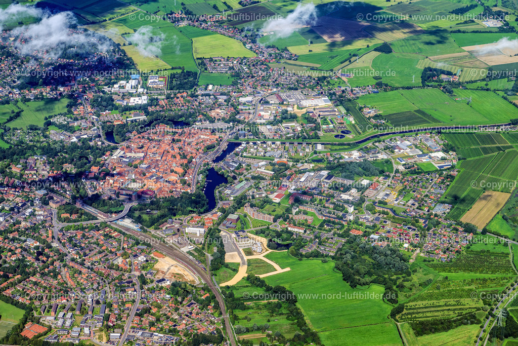 Stade_Altstadt_Hoch_ELS_0830200823 | STADE 20.08.2023 Altstadtbereich und Innenstadtzentrum in Stade im Bundesland Niedersachsen, Deutschland. Weiterführende Informationen bei: Hansestadt Stade. // Old Town area and city center in Stade in the state Lower Saxony, Germany. Further information at: Hansestadt Stade. Foto: Martin Elsen
