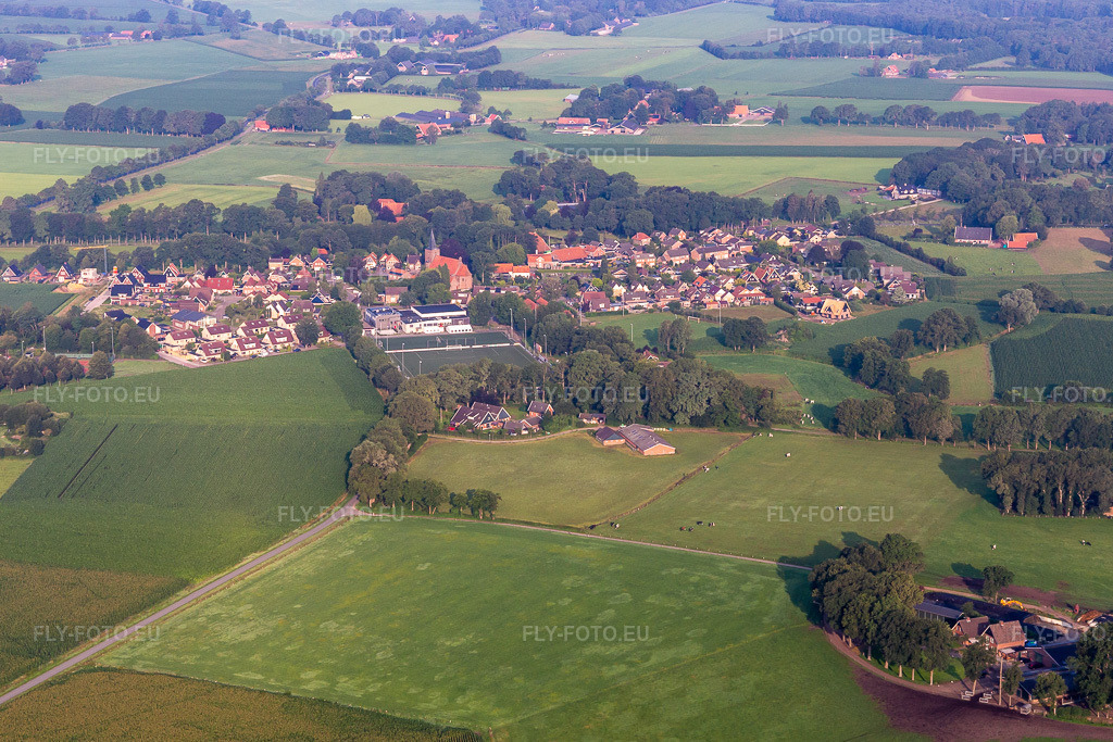 Vue aérienne: Vue de la ville à Buurse dans le département Overijssel, Pays-Bas. Photo: IMG_008194.jpg prise le 18/07/2020 par Werner Riehm/FLY-FOTO.eu – Résolution de l'original: 5200 x 3467 px