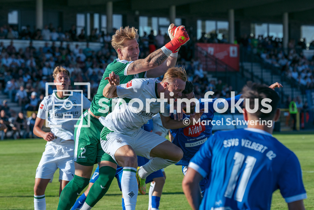 SSVg Velbert 02 – Borussia Mönchengladbach | Luis Plath (SSVg Velbert 02), Isac Alexi Sivert Lidberg (Borussia Mönchengladbach) und Tristan Duschke (SSVg Velbert 02) im Luftkampf. Testspiel zwischen der SSVg Velbert 02 und Borussia Mönchengladbach in Velbert, 12.08.2026. Endstand: 0:8. sportimfokus / Marcel Schwering - Realisiert mit Pictrs.com