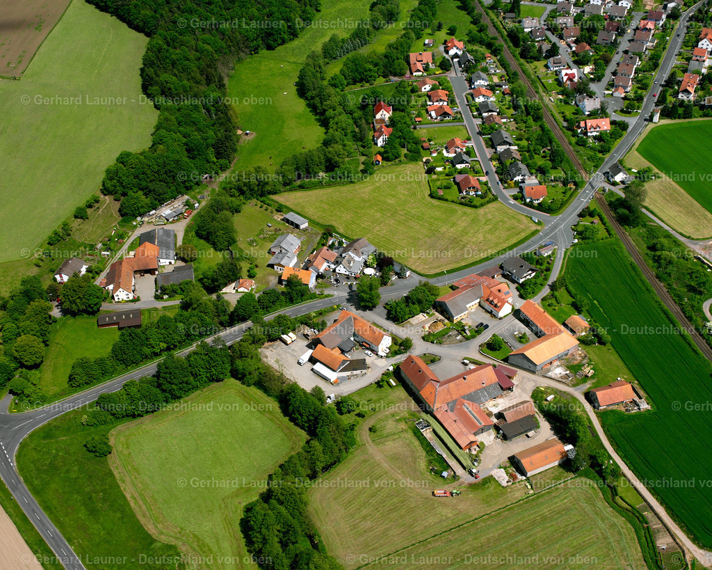 2615783 | RIMLOS 09.06.2006 Ortsansicht am Rande von landwirtschaftlichen Feldern und Nutzflächen  in Rimlos im Bundesland Hessen, Deutschland // Village view on the edge of agricultural fields and land  in Rimlos in the state Hesse, Germany Foto: Gerhard Launer