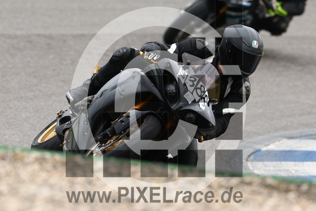 3388-20250529_02711 | Schöne Erinnerungen an spannende Momente - das festzuhalten ist unser Job. PIXELrace.de ist seit 2003 auf den Rennstrecken Europas unterwegs um die Action draußen beim Fahren und die wunderbare Stimmung imm Fahrerlager für euch einzufangen.