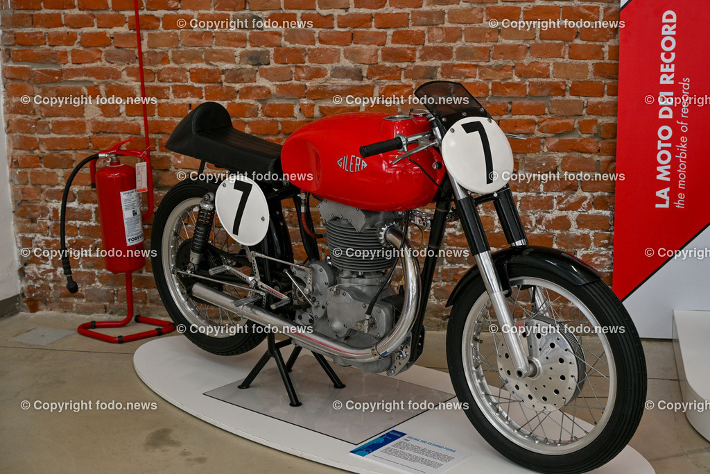 Italien_ Toskana_ Provinz Pisa_ Pontedera_ Vespa_ 29.05.2024-76 | 29.05.2024, Italien, ITA, Toskana, Pontedera im Bild Piaggio, Vespa, Museum

Piaggio ist ein italienischer Fahrzeughersteller mit Sitz in Pontedera. Das Unternehmen produziert verschiedene Mofas und Motorroller, unter anderem die Vespa, das Lastendreirad Ape sowie den Kleintransporter Porter. Zum Konzern gehören auch die Motorradmarken Aprilia, Derbi, Gilera, Laverda und Moto Guzzi. 
Quelle: Wikipedia