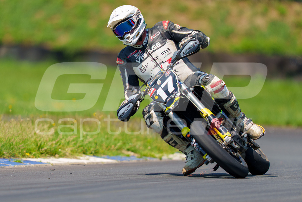 G-Cup + Supermoto Staatsmeisterschaft + Hungarian Supermoto Championship | GRIPcapture steht für authentische Sportfotografie in Österreich – für Momente, die mehr sind als Geschwindigkeit oder Ergebnis. Es geht um Emotion, Spannung, Fokus und den Augenblick, der oft nur einen Wimpernschlag dauert.Ob Motorsport, Teamsport oder 