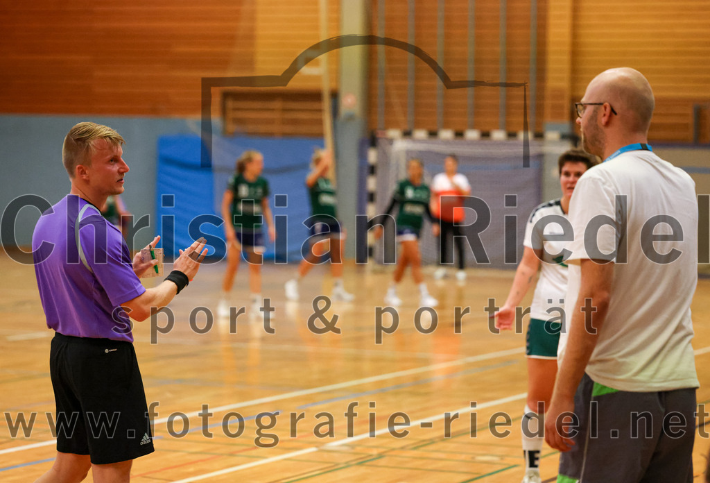 2023-09-16_104_TSV_Vaterstetten_gegen_SV_Muenchen_Laim | Baldham, Deutschland, 16.09.2023:
Handball, Bayernliga Frauen Staffel Süd 2023 / 2024, 1. Spieltag, TSV Vaterstetten gegen SV München Laim, Endergebnis: 23:34

Trainer Tobias Graf (TSV Vaterstetten)

Foto: Christian Riedel / fotografie-riedel.net