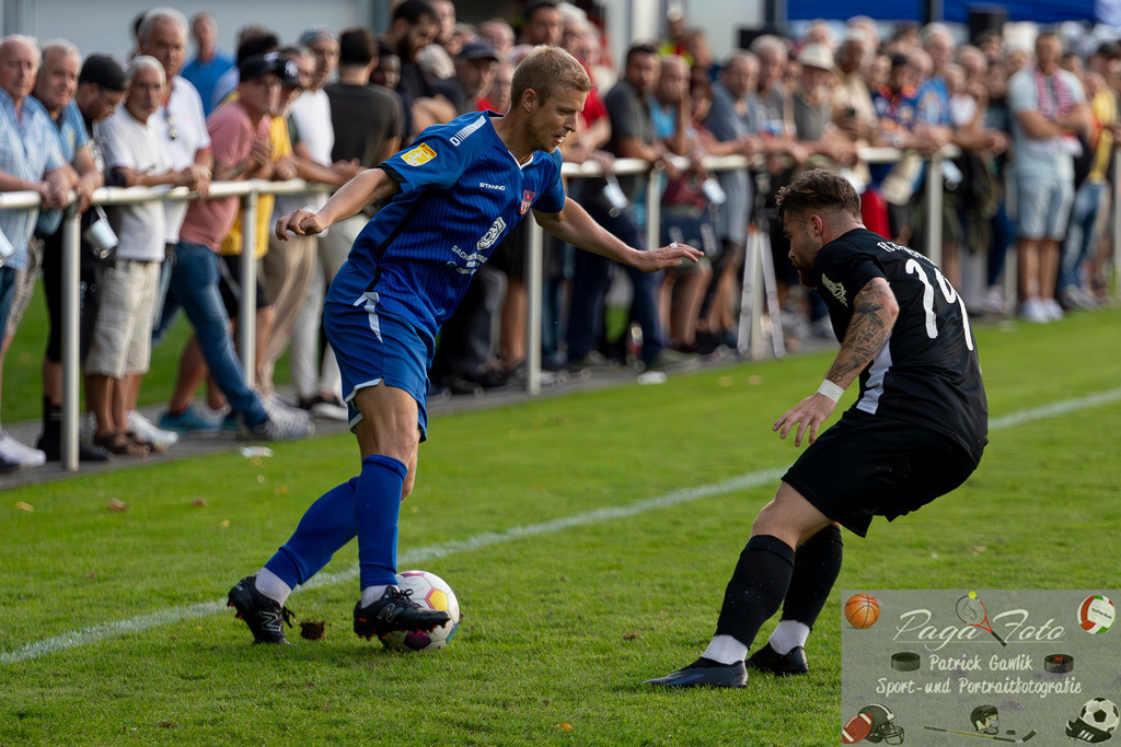 Hessenliga: Türk Gücü Friedberg - FC Eddersheim, 09.08.2024 | Peter Jost (Türk Gücü Friedberg #8) &amp; Marco Speck (FC Eddersheim #19) im Zweikampf um den Ball, Türk Gücü Friedberg - FC Eddersheim, Friedberg, Städtischer Sportplatz, 9.8.2024 - Realisiert mit Pictrs.com