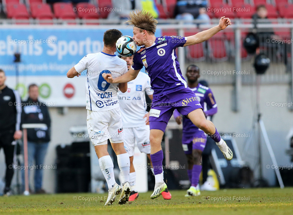 A_LUI_25022024_01 | SPORT,FUSSBALL, ADMIRAL BUNDESLIGA AUSTRIA KLAGENFURT - BLAU WEISS LINZ 25.02.2024 IM BILD :AARON SKY SCHWARZ (KLAGENFURT) UND TOBIAS KOCH (BLAUWEISSLINZ) FOTO:FOTOLUIMW