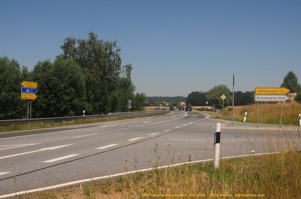 Geißmannsdorf-2026-Ortsbilder-181 | Geißmannsdorf bei Bischofswerda im Sommer 2026. Ein fotografischer Streifzug durch das Dorf Geißmannsdorf, mit Gebäuden, Straßen, Strohpuppen und geschmückten Vorgärten und Grundstücken anlässlich der 800-Jahr-Feier von Geißmannsdorf im Juni 2026 - Realisiert mit Pictrs.com