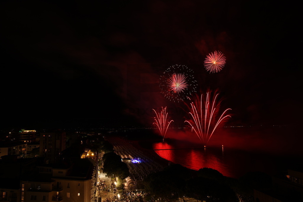 Ferragosto Fireworks in Grado, Italy | GRADO, ITALY, 15.AUG.26 - FIREWORKS - Ferragosto fireworks over the Adriatic Sea in Grado, Italy. Colorful fireworks light up the night sky above the beach, coastline and waterfront during the traditional summer celebration. - Realisiert mit Pictrs.com