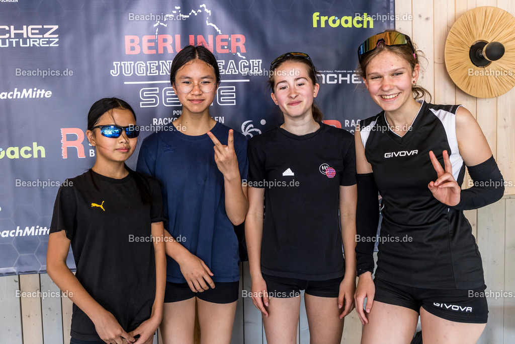 2025-200076232-Jugend-Beach-Serie-Fotobox | Pinar Atalay, Bundeskanzler Friedrich Merz 31.05.2025; Berlin Foto: Gerold Rebsch - www.beachpics.de