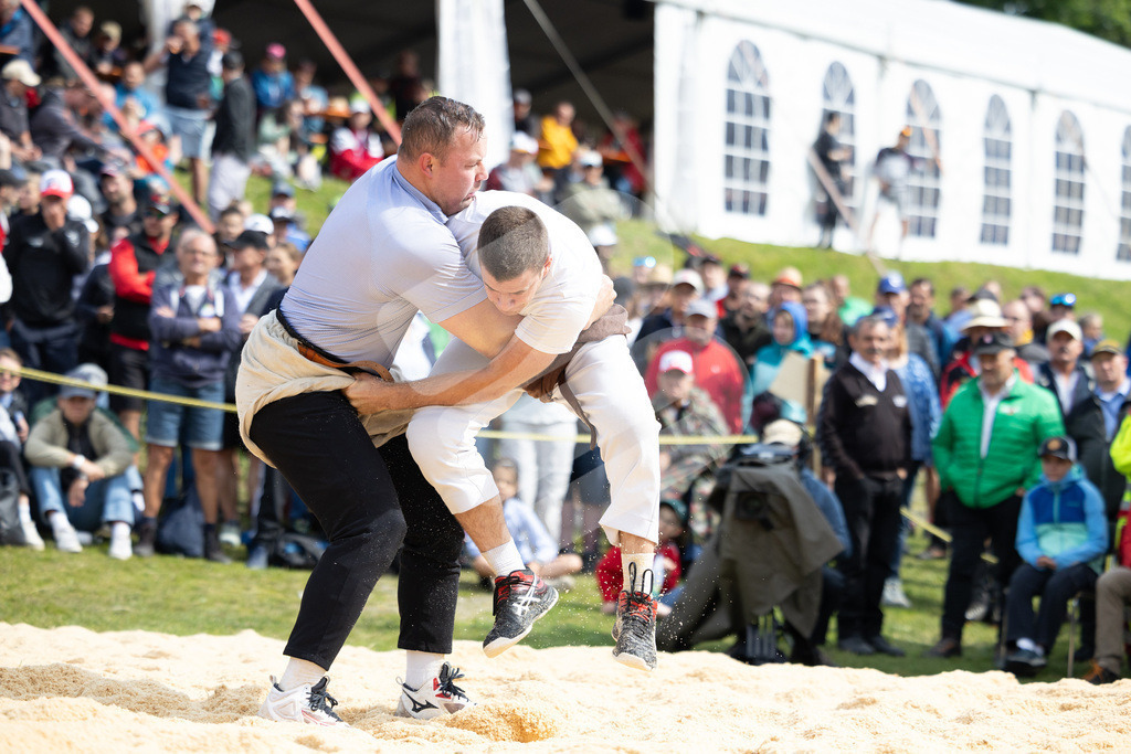 Rigi2025_0931 | Die Schwinger des Schwyzer Kantonalen Schwingerverbandes: Fotos, die Dynamik und Leidenschaft festhalten, sowie emotionale Momente aus dem traditionellen Schwingsport zeigen. - Realisiert mit Pictrs.com