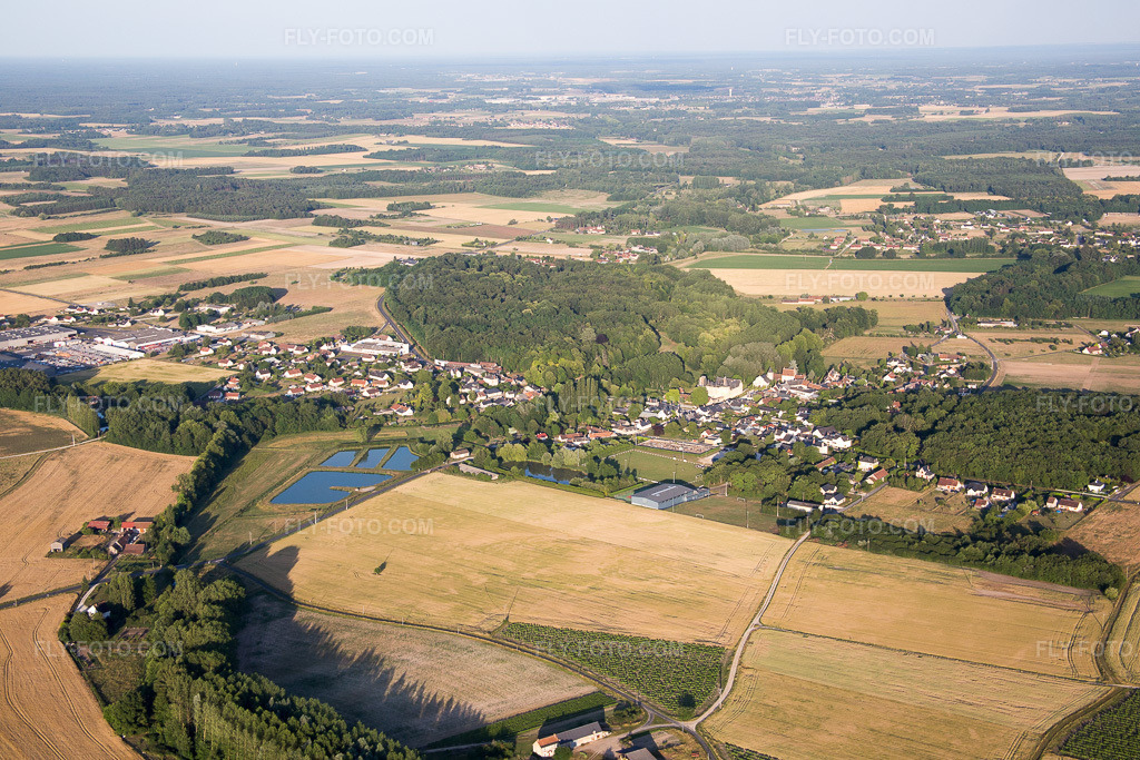 Aerial view: View of the town in Fougères-sur-Bièvre in the state Loir et Cher, France. – Photo: IMG_081260.jpg taken on 06/19/2015 by Werner Riehm/FLY-FOTO.com – Resolution of the original: 5472 x 3648 px