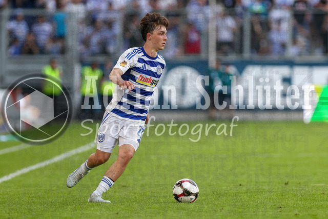 23.05.2026, GER, Fussball, Herren, Niederrheinpokal Finale, Saison 2025/2026, SC St. Tönis - MSV Duisburg | Jan-Simon Symalla (MSV Duisburg) in Aktion am Ball, Einzelaktion