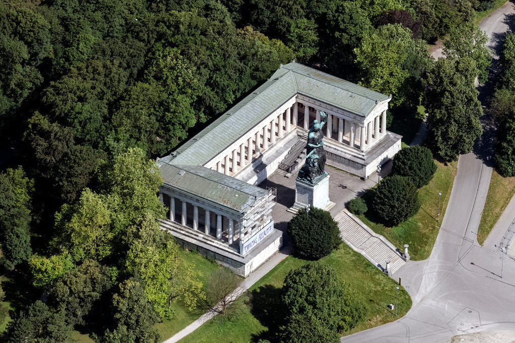 dr__0056593.jpg | MüNCHEN 13.07.2020 Die Ruhmeshalle und die Bronzestatue Bavaria am Rande der Theresienwiese in München Schwanthalerhöhe im Bundesland Bayern. // The Hall of Fame and the bronze statue Bavaria on the edge of the Theresienwiese in Munich Schwanthalerhoehe in the state of Bavaria. Foto: Daniel Reiter