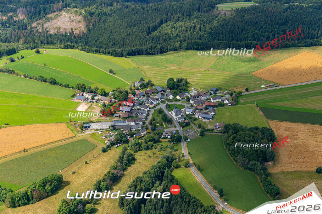 Die Luftaufnahme Neuengrün - Wallenfels wurde 2021 mittels Flugzeug (keine Drohne) erstellt. Hohe Auflösung -für große Poster und Wandbilder geeignet!