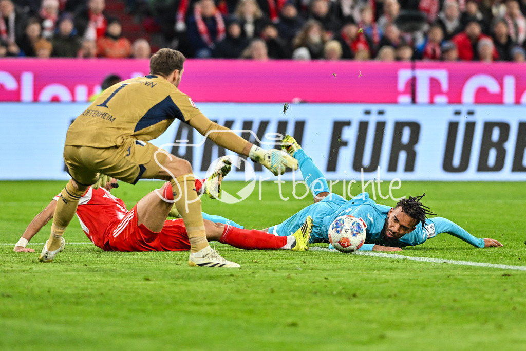 FC Bayern München - TSG 1899 Hoffenheim | MUNICH, GERMANY - 08. FEBRUARY: strittige Szene - Luis DIAZ (FC Bayern Munich 14) im Duell mit Kevin AKPOGUMA (TSG Hoffenheim 25), Oliver Baumann (TSG Hoffenheim 1) / Elfmeter / rote Karte / Zweikampf während dem Bundesligamatch zwischen dem FC Bayern München und der TSG 1899 Hoffenheim am 21. Spieltag in der Allianz Arena / DFL REGULATIONS PROHIBIT ANY USE OF PHOTOGRAPHS AS IMAGE SEQUENCES AND/OR QUASI-VIDEO