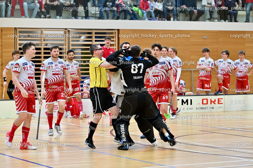 VSV Unihockye vs. KAC Floorball | #21 Tobias Grabner KAC Floorball, #69 Nikita Münch KAC Floorball, Alexander Gruber Referee, Faustkampf, #87 Timmo Taurer VSV Unihockey, #55 Maximilian Obereder KAC Floorball, #92 Maximilian Mörtl KAC Floorball, VSV Unihockye vs. KAC Floorball, VSV Unihockye vs. KAC Floorball am 13.04.2025 in Villach (Ballspielhalle St. Martin), Austria, (Photo by Bernd Stefan)