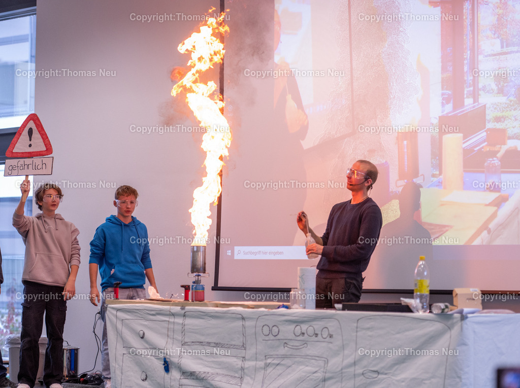 DSC_9949 | Karl-Kübel_Schule, Experimente-Show im Küchenlabor, Ganz ohne komplizierte Laboraufbauten und fremde Chemikalien zeigt Elias Chalwatzis gemeinsam mit Schülerinnen und Schülern in einem eigenen Küchenlabor verschiedene Effekte und bietet einiges zum Probieren an. Dabei beantworten sie die unterschiedlichsten Fragen: Wie wird aus Rotkohl Blaukraut? Was passiert, wenn ich einen Fettbrand mit Wasser lösche (Bild), , Bild: Thomas Neu