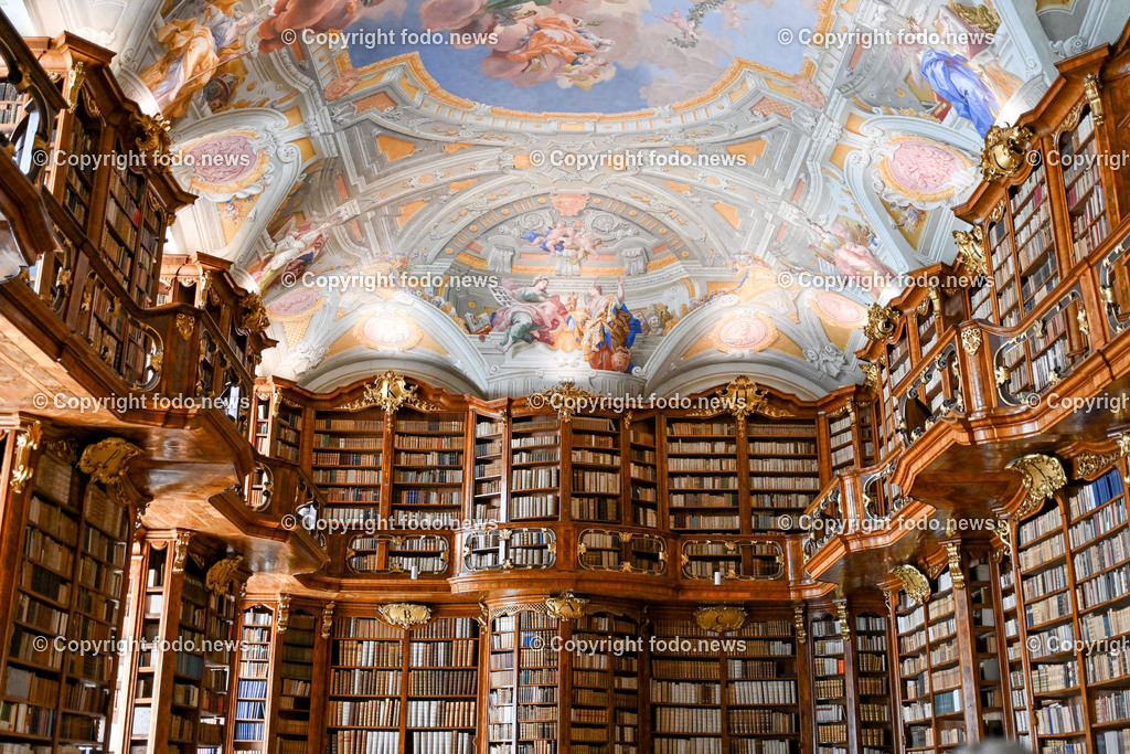 Stift St. Florian_ 08.08.023-26 | 08.08.2023, St. Florian, AUT, Augustiner Chorherrenstift St. Florian, im Bild Stiftsbibliothek St. Florian


Die Riesenbibel von St. Florian ist eine illustrierte mittelalterliche Handschrift aus dem 12. Jahrhundert. Sie misst 66 × 48 cm und umfasst 357 Pergamentblätter mit Bibeltext in lateinischer Sprache und prachtvollen Malereien. Damit zählt sie zu den bedeutenden Kunstwerken der Buchkunst der Romanik. Quelle: Wikipedia