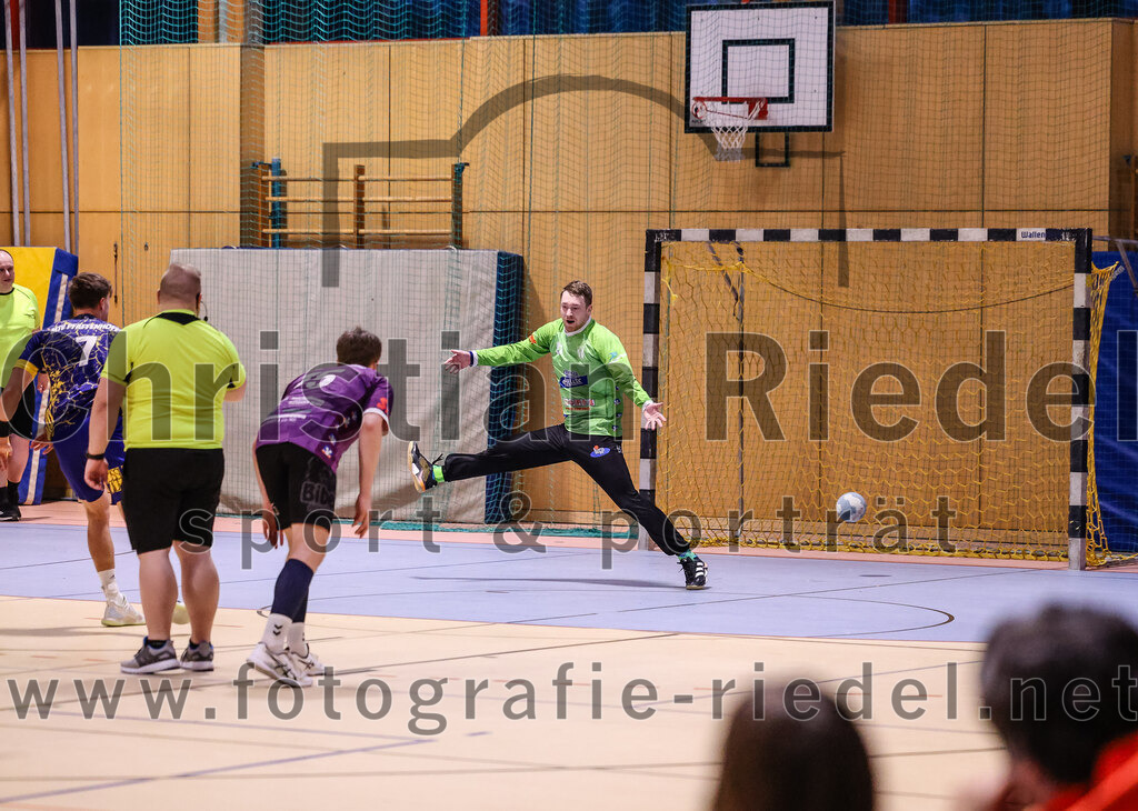 2024-12-14_092_SpVgg_Altenerding_gegen_MTV_Pfaffenhofen | Erding, Deutschland, 14.12.2024:Handball, Bezirksoberliga Männer 2024 / 2025, 10. Spieltag, SpVgg Altenerding gegen MTV Pfaffenhofen, Endergebnis: 32:30Lukas Loibl (MTV Pfaffenhofen, #7), Ferdinand Menzel (SpVgg Altenerding, #75), Torwart Ferdinand Mayer (SpVgg Altenerding, #97)Foto: Christian Riedel / fotografie-riedel.net