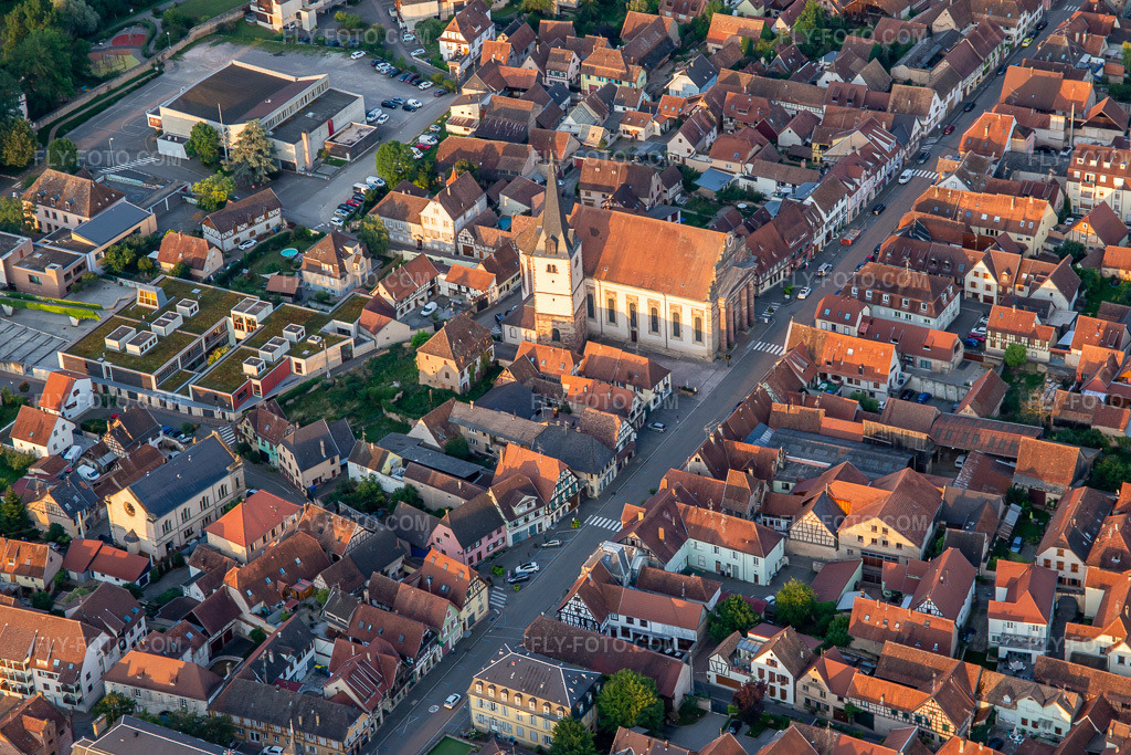 Aerial view: Rue du Gén de Gaulle with Eglise catholique Saint-Etienne in Rosheim in the state Bas-Rhin, France. – Photo: IMG_137994.jpg taken on 08/19/2023 by Werner Riehm/FLY-FOTO.com – Resolution of the original: 5472 x 3648 px – Bienvenue à Rosheim