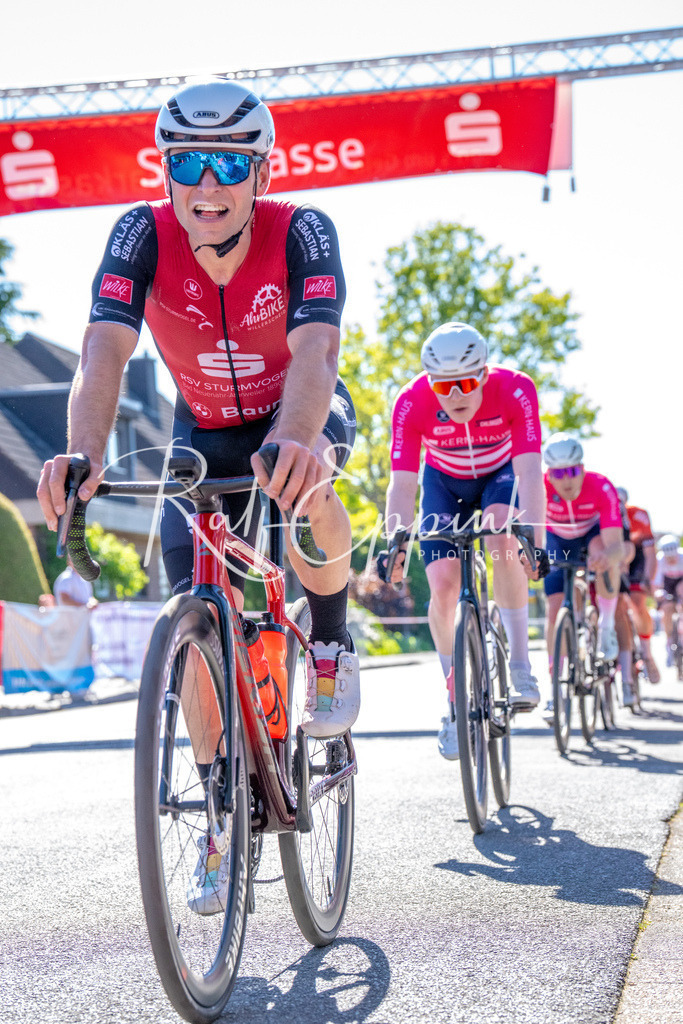 Spurt in den Mai 2026 - Großer Preis der Sparkasse Neuss | Annual one-day road cycling race "Großer Preis der Sparkasse Neuss" held in Büttgen, Germany, organized by VfR Büttgen 1912 e.V. The event features multiple races across all age categories from U11 youth to Elite men. - Realisiert mit Pictrs.com